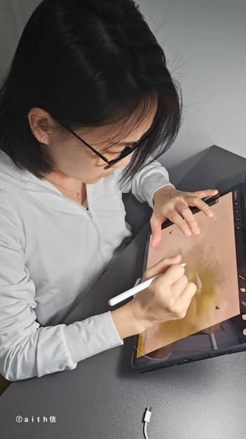 Images shows a lady holding a stylus and sketching an artwork on an iPad.